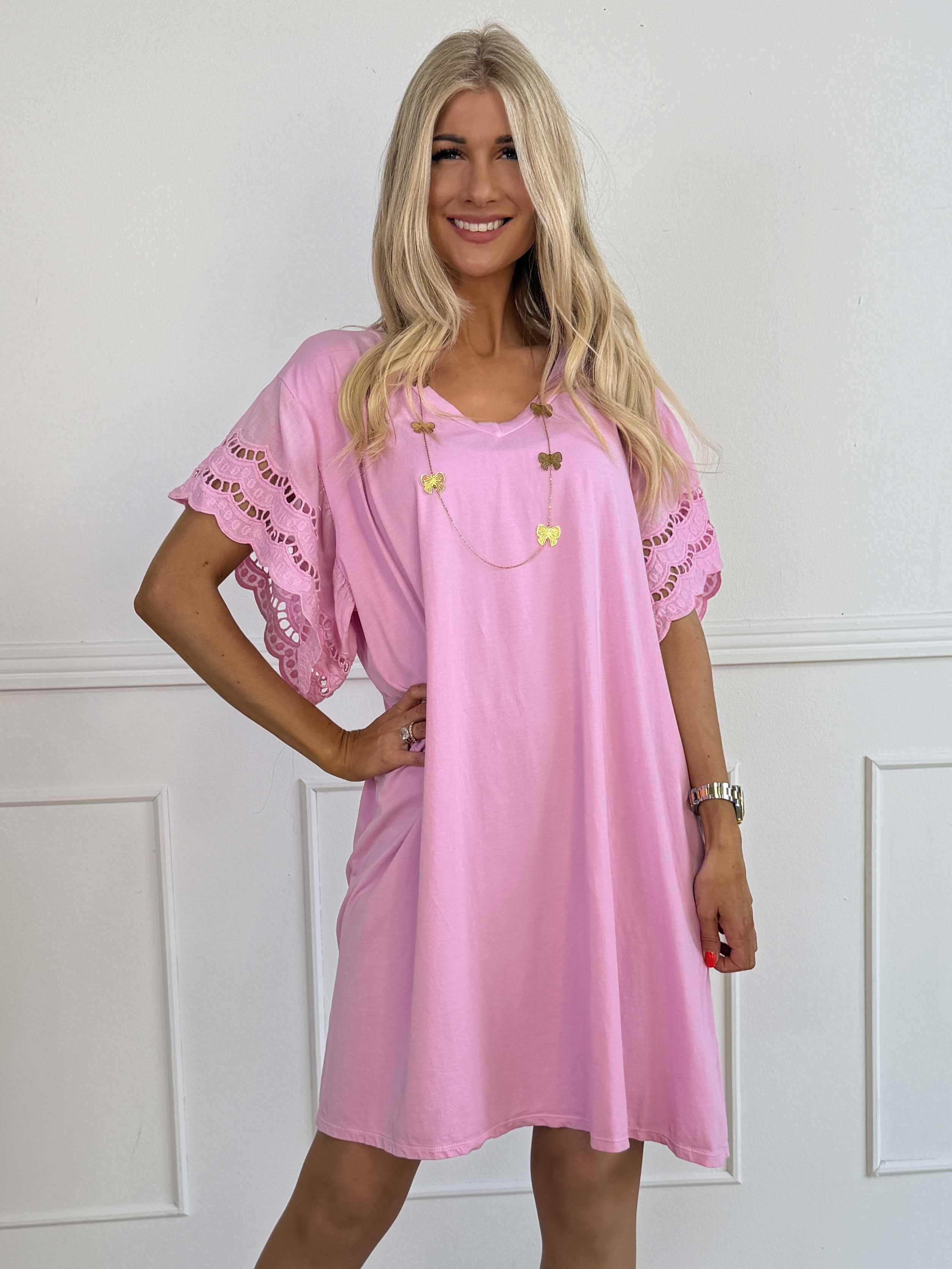 Magnolia - T-shirtkjole i blød bomuld med fine ærmer i broderet hulmønster